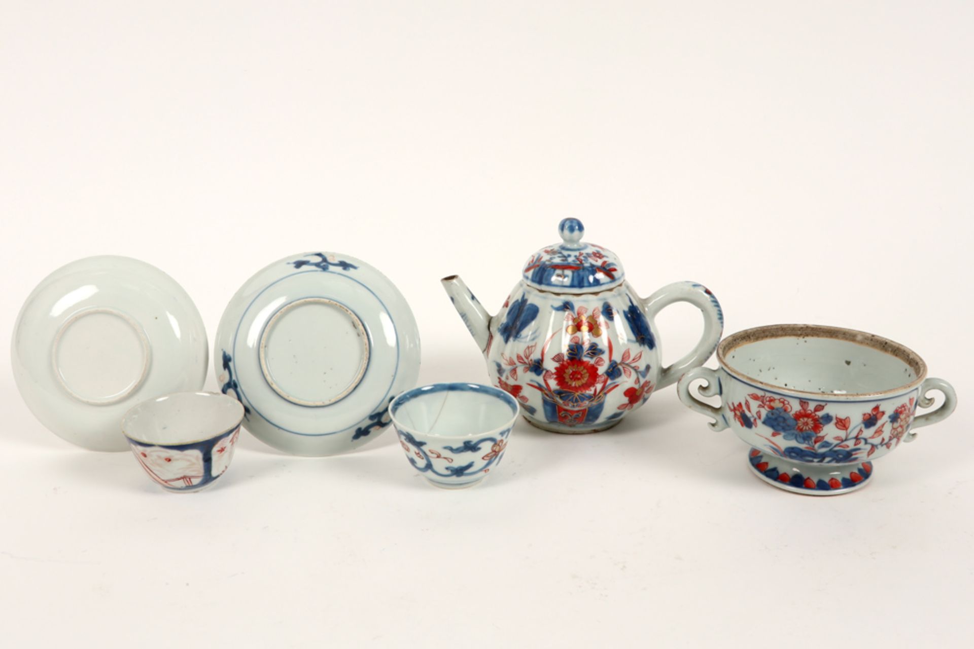 six pieces of antique Chinese porcelain amongst which a tea pot, small plates and a bowl || Lot ( - Image 2 of 2