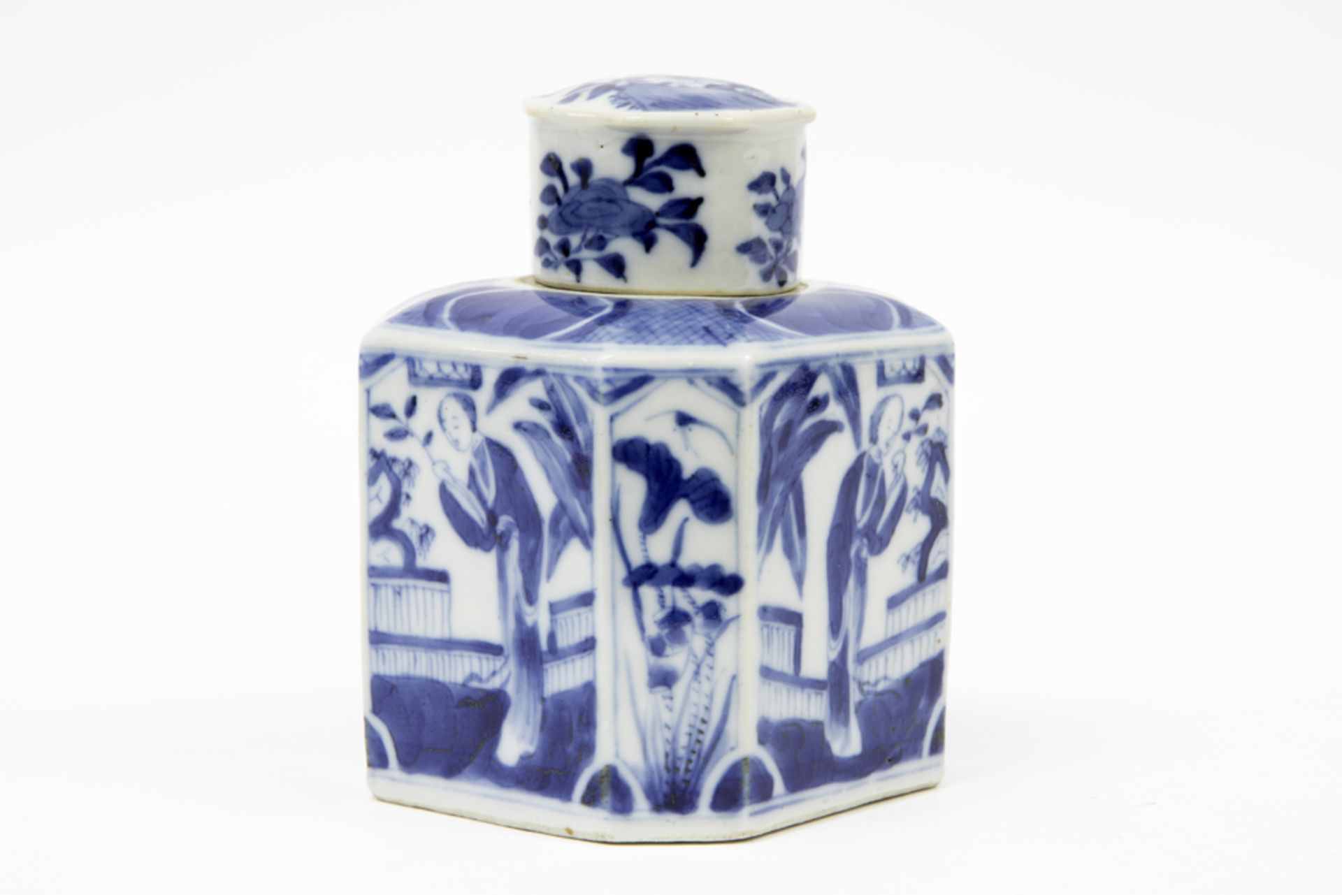 18th Cent. Chinese lidded teacaddy in porcelain with a blue-white decor with Long Eliza's decor (Mei - Bild 2 aus 7