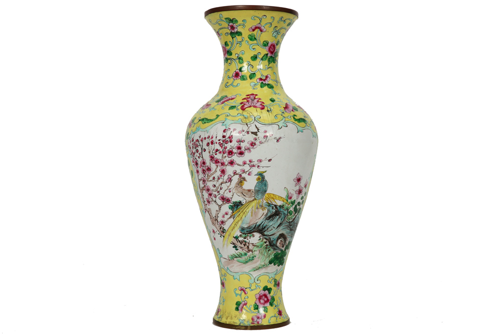 Chinese vase in cloisonné with Qing style decors || Chinese vaas in cloisonné met landschapsdecors
