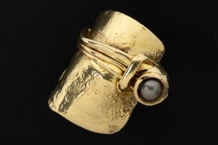 Monhof signed ring with a unique typical lost wax design in yellow gold (18 carat) with a black