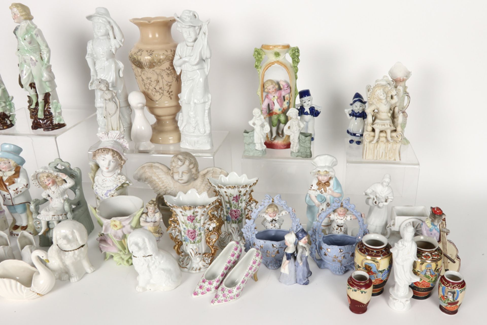 various lot with figures in (biscuit) porcelain || Varia bibelots en andere in porselein en biscuit - Bild 3 aus 3