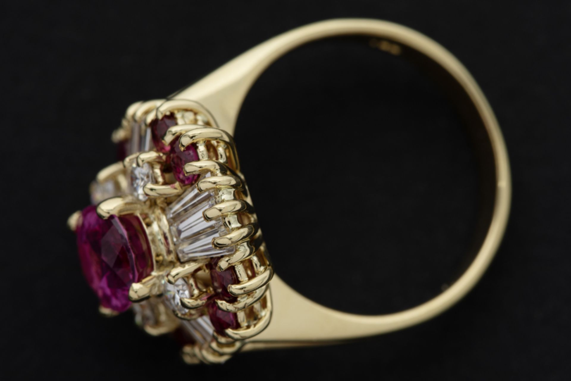 eighties' ring in yellow gold (18 carat) with a 1,61 carat oval non-heated pink sapphire - Image 2 of 3