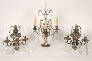 pair of wall lights and a lamp in metal and clear crystal || Lot (3) van een paar applieken en een