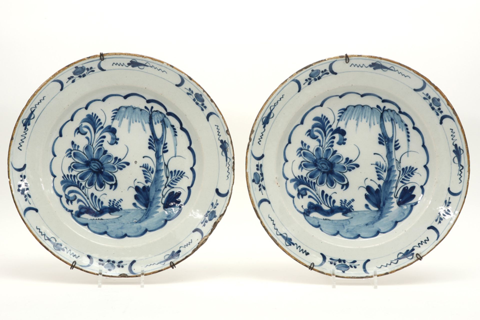 pair of 18th Cent. dishes in ceramic from Delft with a blue-white garden decor || Paar achttiende