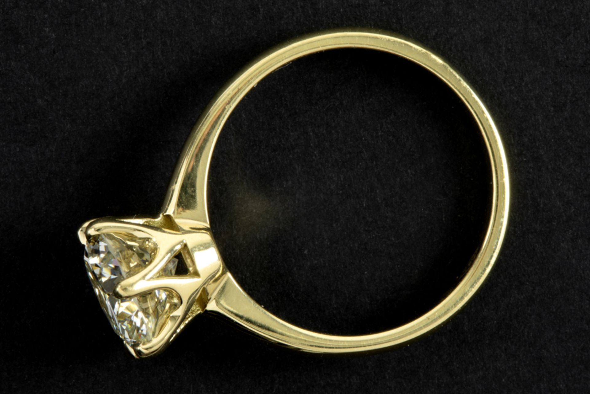 a 2,33 carat quality brilliant cut diamond (L/M - Vs) set in a classic ring in yellow gold (18 - Image 2 of 2