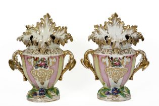 pair of 19th Cent. vases in porcelain from Paris || Paar negentiende eeuwse cornetvazen in oud