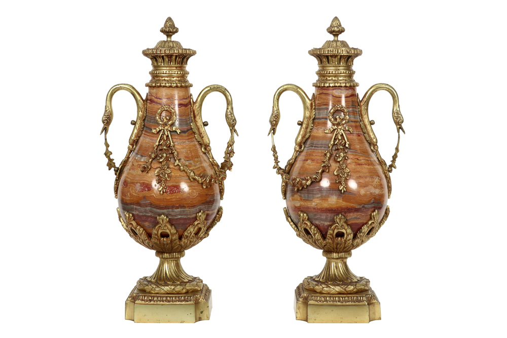 pair of antique neoclassical covered urn vases in marble and gilded bronze || Paar antieke - Image 3 of 3