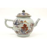 18th Cent. Chinese tea pot in porcelain with an Imari landscape decor || Achttiende eeuwse Chinees