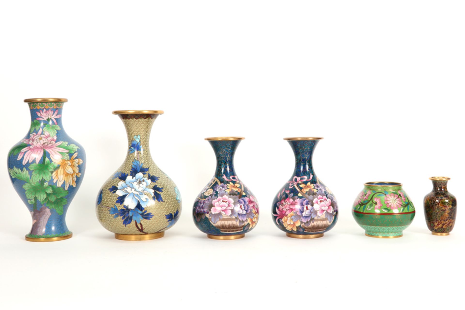 six Chinese cloisonné vases || Lot van zes Chinese vazen in cloisonné - hoogtes van 10 tot 26 cm