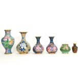 six Chinese cloisonné vases || Lot van zes Chinese vazen in cloisonné - hoogtes van 10 tot 26 cm