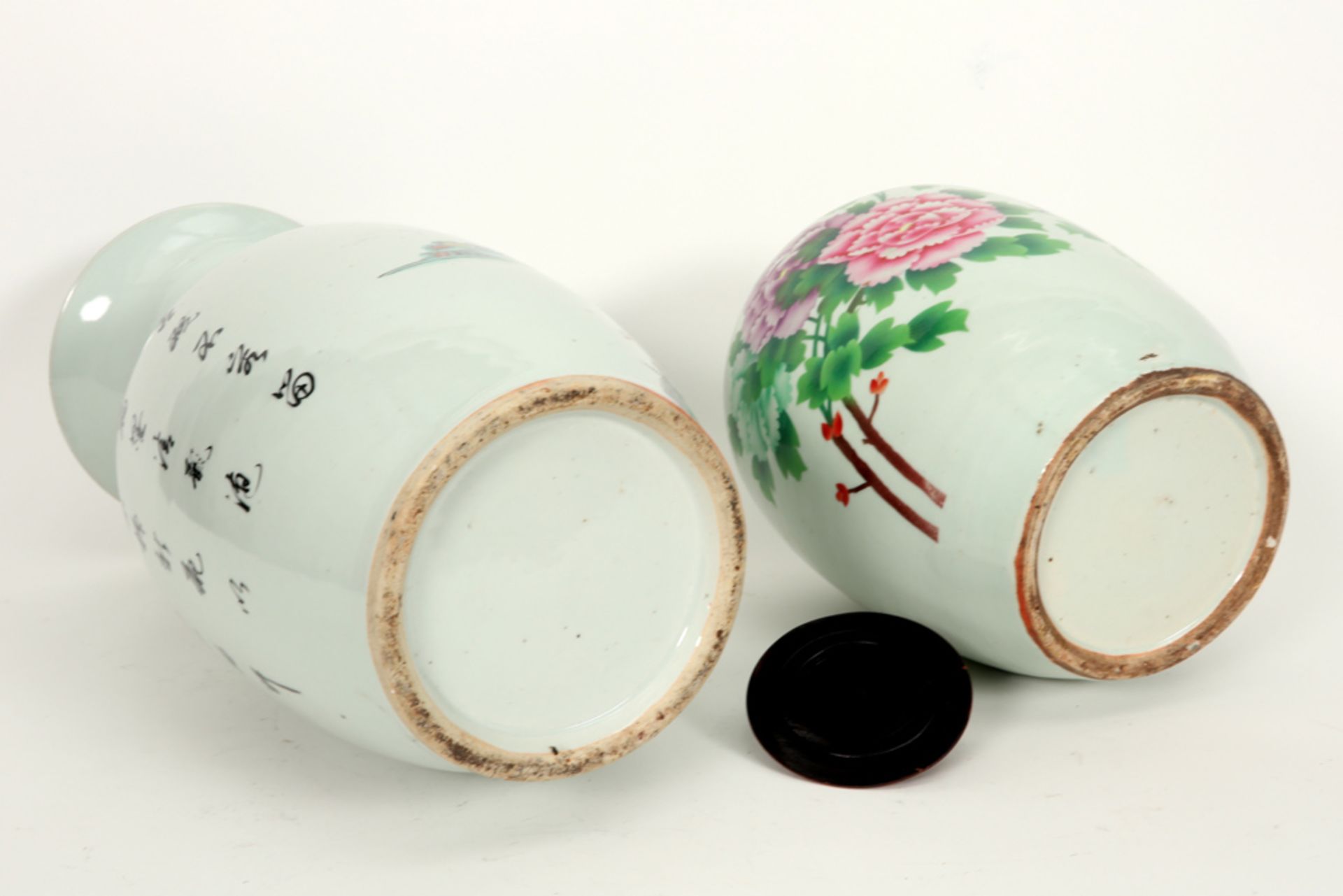 vase and ginger jar (with wooden lid) in Chinese porcelain with polychrome decors || Lot (2) Chinees - Image 5 of 5