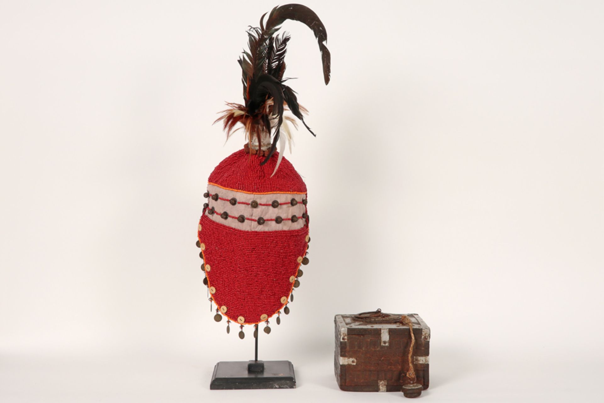 two oriental collector's items : an opium box and a hat in textile with feathers and beads || Twee - Image 2 of 3