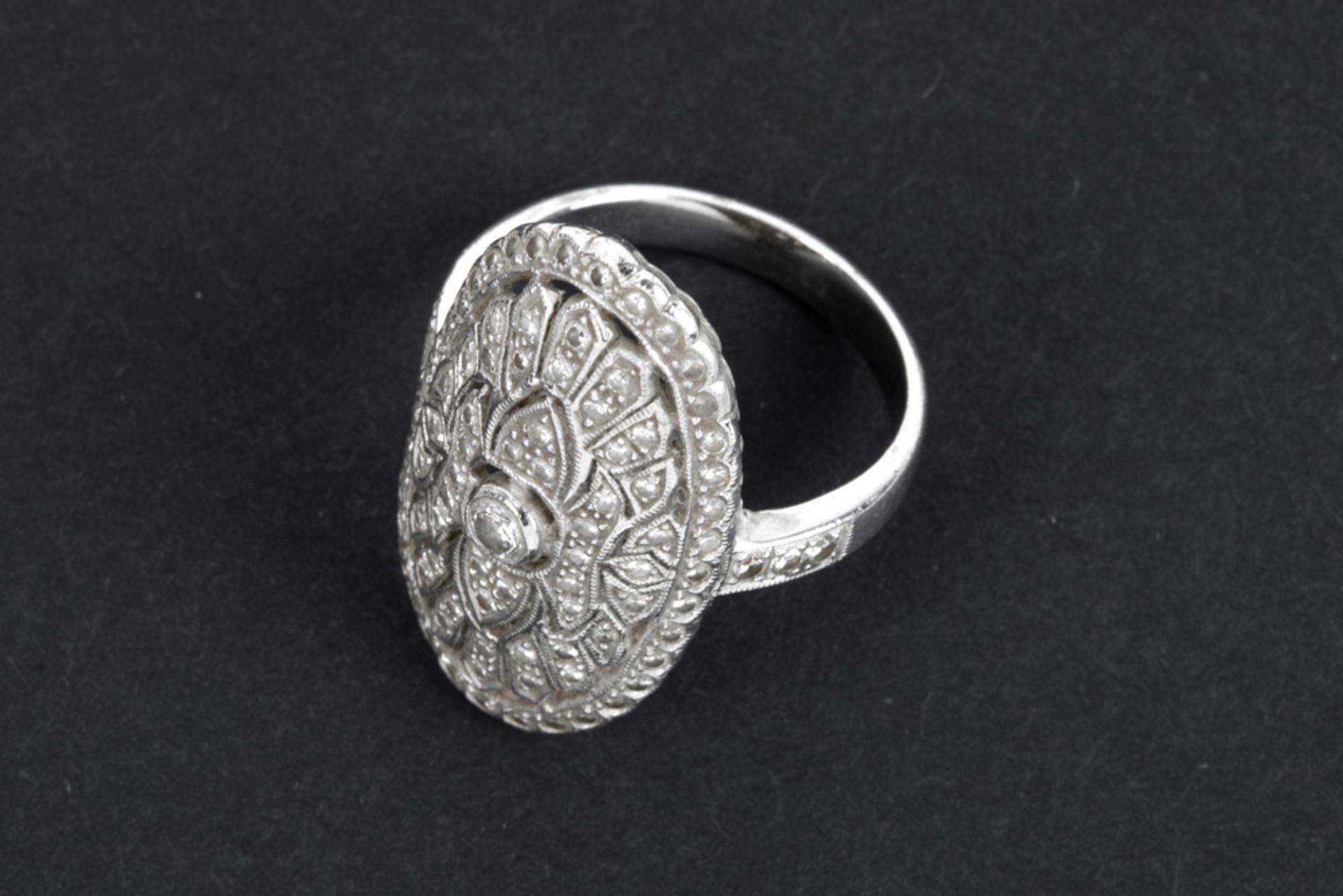 Edwardian style ring in grey gold (18 carat) with ca 0,65 carat of high quality brilliant cut - Image 2 of 2
