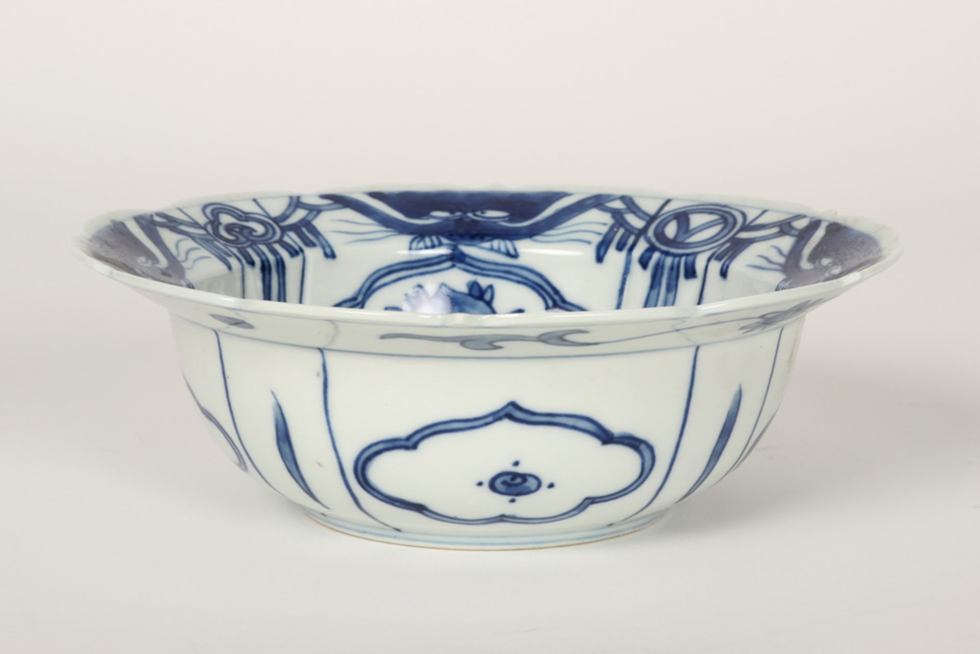 17th Cent. Chinese Wanli period plate in marked porcelain with a blue-white decor || Zeventiende - Image 2 of 3