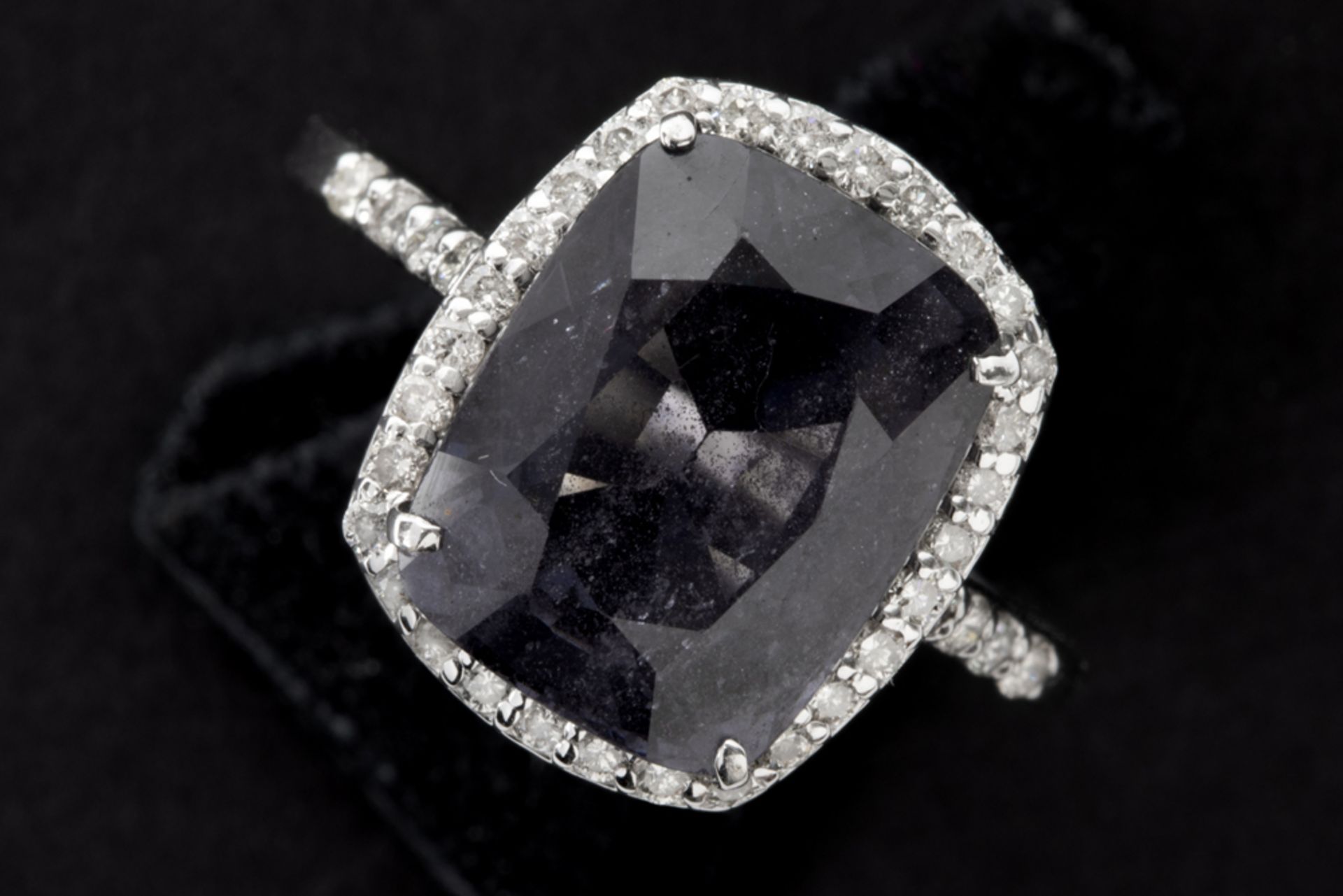 ring in white gold (18 carat) with a ca 4,70 carat quite special Burmese Spinel with typical color