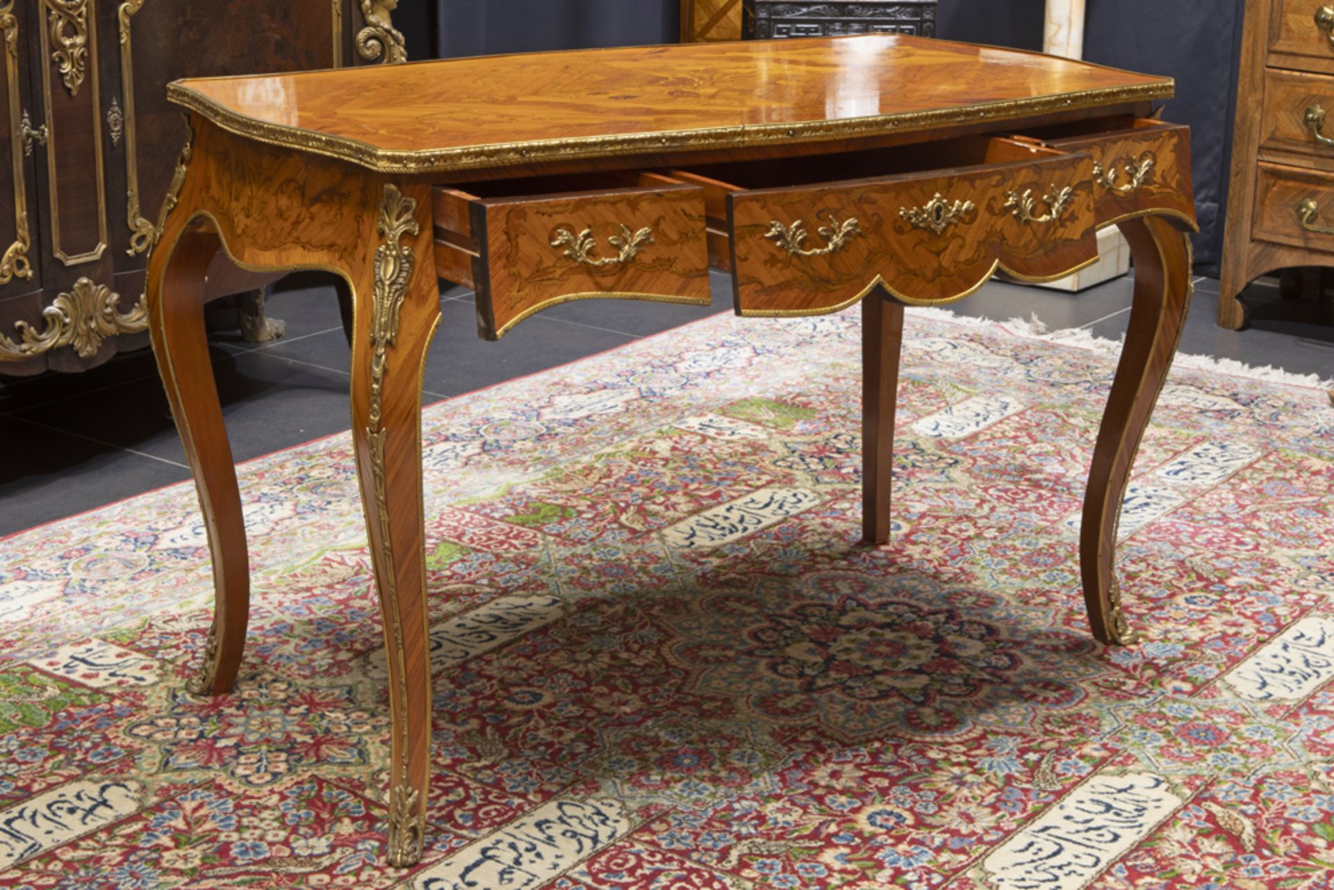 Louis XV style desk in rose-wood with marquetry and mountings in bronze sold with a Louis XV style - Bild 3 aus 4