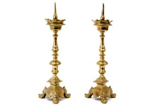 pair of 17th Cent. bronze candlesticks with a beautiful openwork collar || Paar zeventiende eeuwse