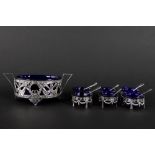various lot with antique items in silver and glass : a small centerpiece and a set of six salts ||
