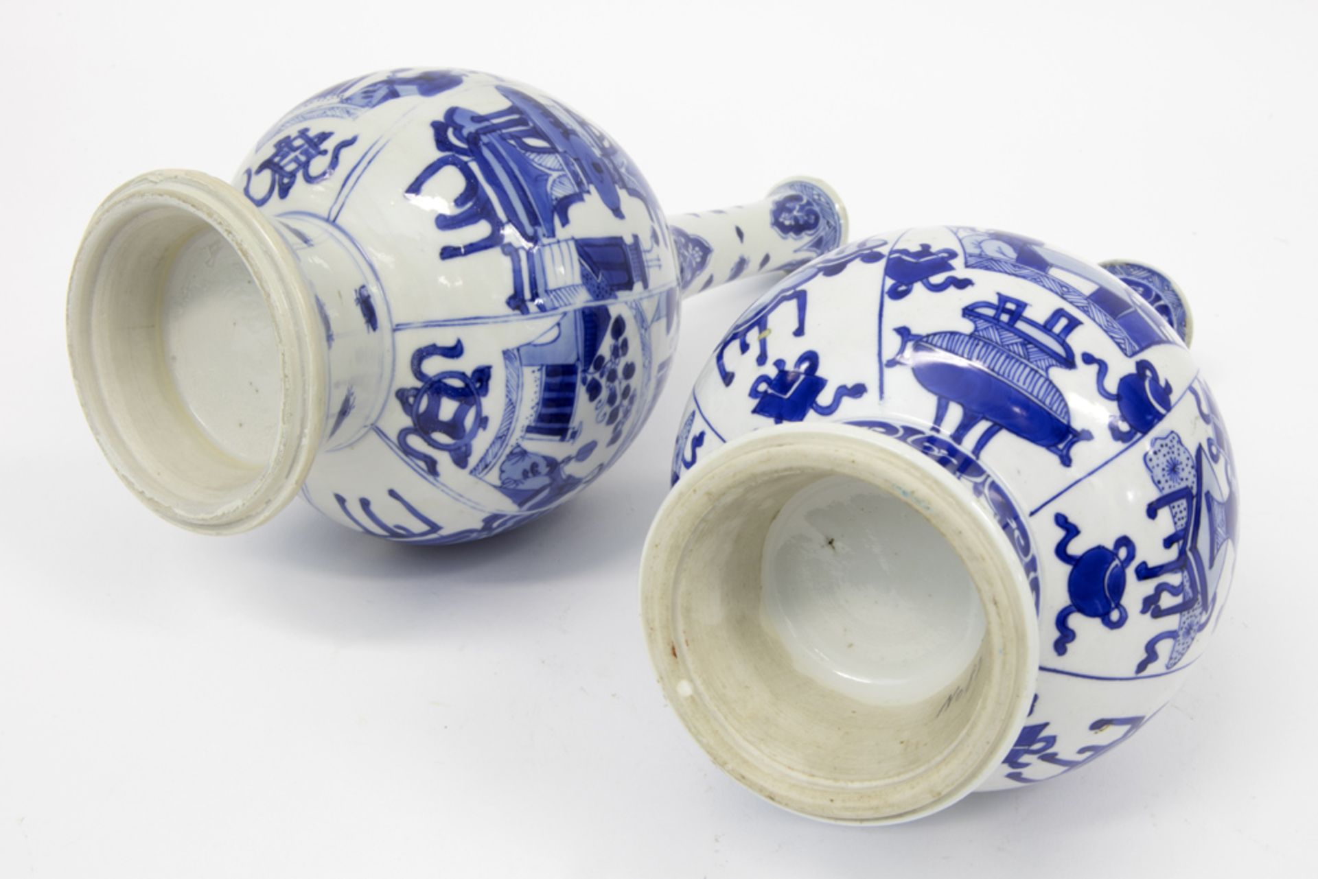 two 17th/18th Cent. Chinese Kang Hsi period vases in porcelain with finely executed blue-white - Image 6 of 6