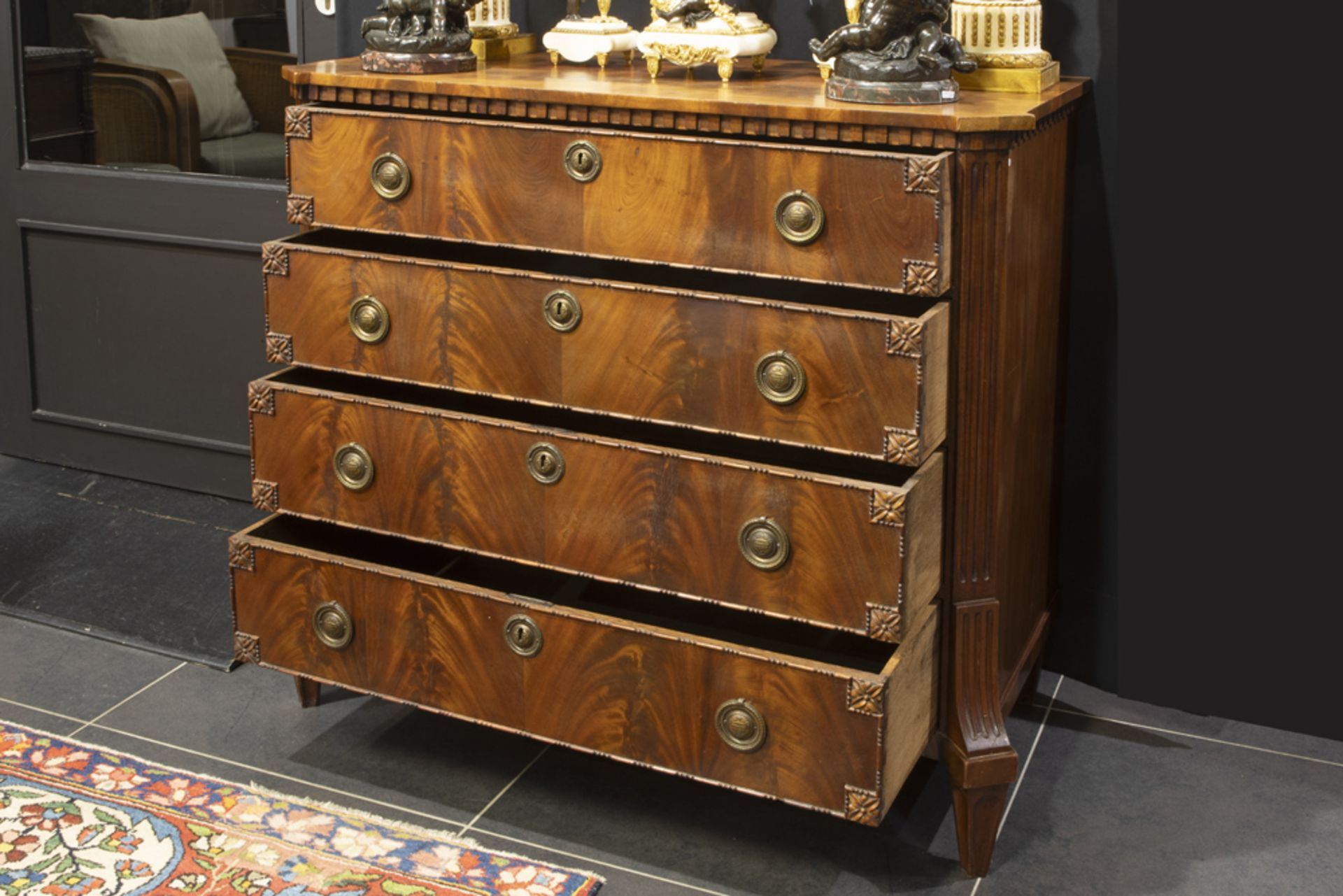 18th Cent. Louis XVI style chest of drawers in mahogany || Achttiende eeuwse Lodewijk XVI-commode in - Image 2 of 2
