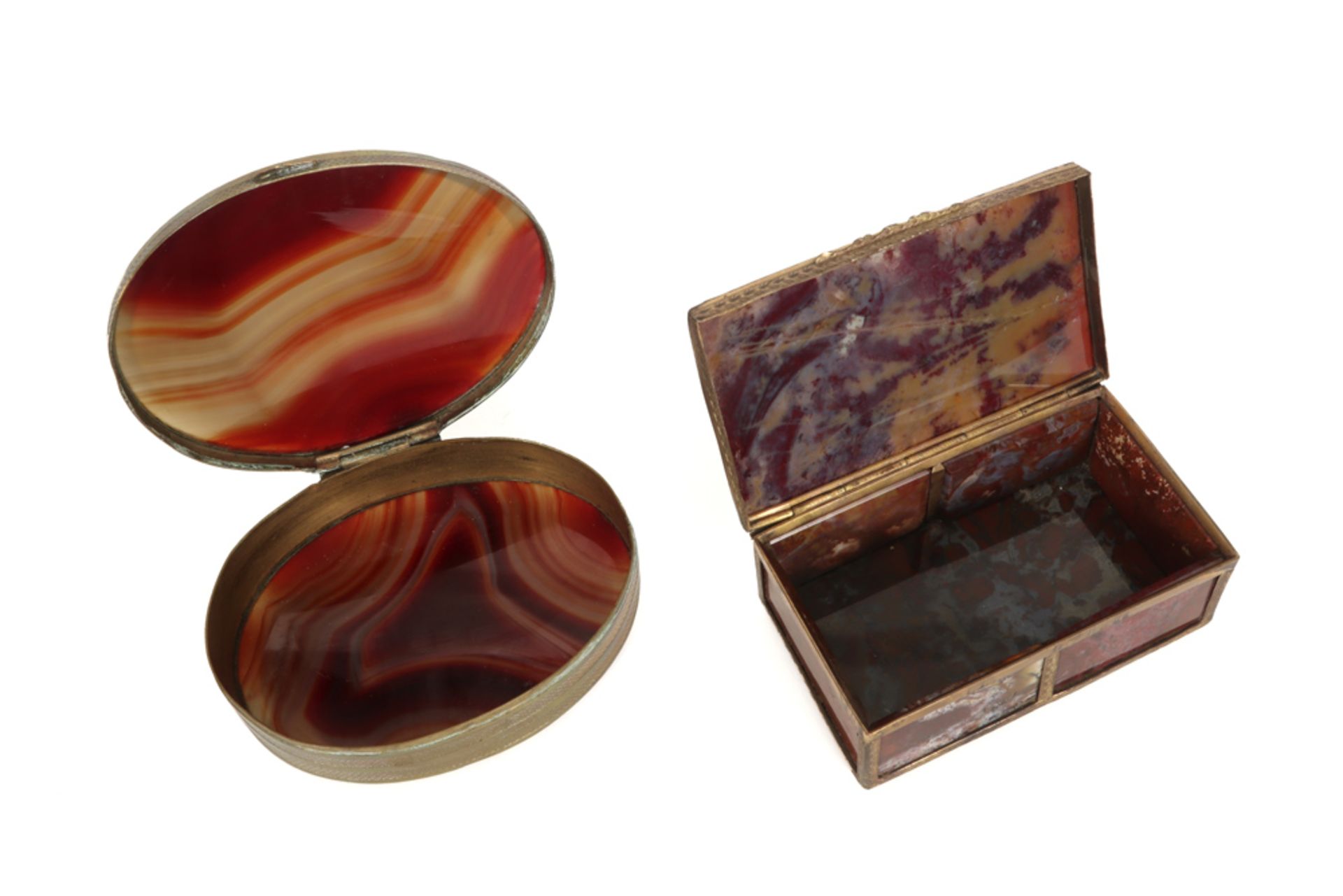 two 19th Cent. snuff boxes in semi-precious stone and gilded metal || Lot (2) van een negentiende - Image 2 of 2