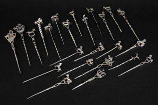 collection of twenty four antique and Dutch pipe cleaners in marked silver || Collectie van 24
