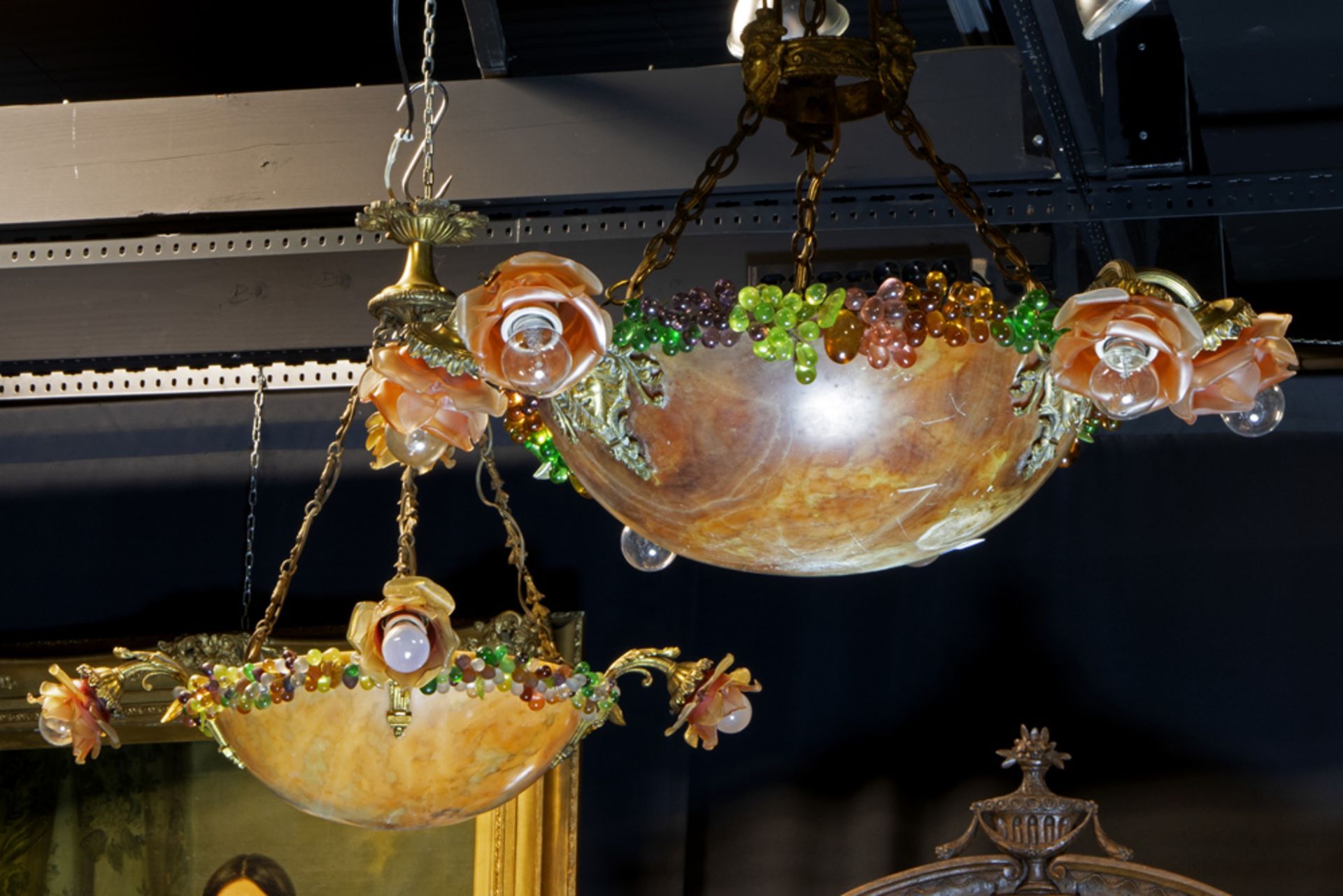 pair of 1920's chandeliers with a bowl in alabaster || Twee lusters van de jaren 1920 met coupe in