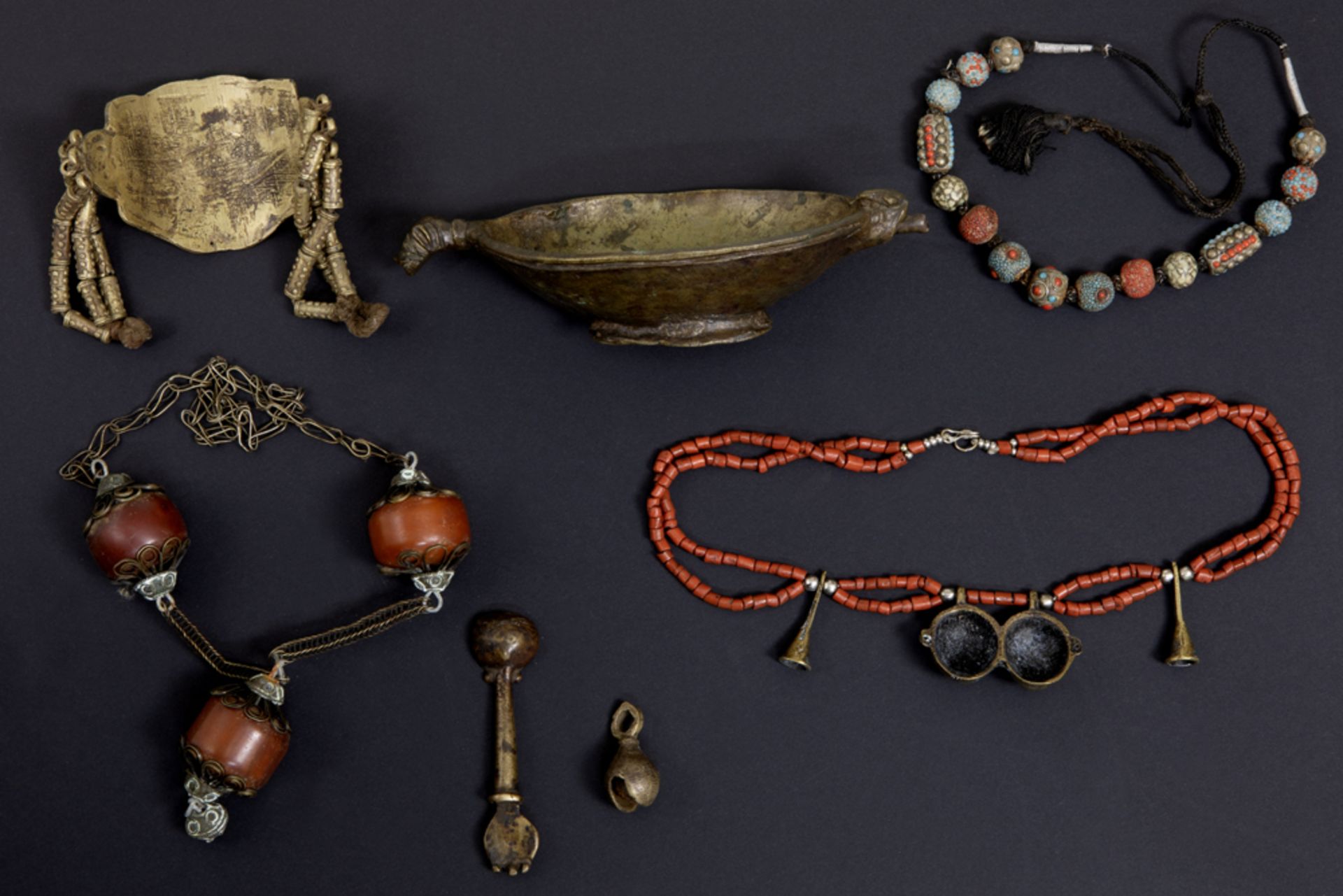 various lot of ethnic items with jewelry and a cup || Gevarieerd lot met etnische juwelen en een - Bild 2 aus 2