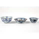 three antique Chinese bowls in porcelain with blue-white decors || Lot van drie antieke Chinese