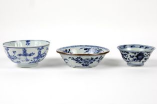 three antique Chinese bowls in porcelain with blue-white decors || Lot van drie antieke Chinese