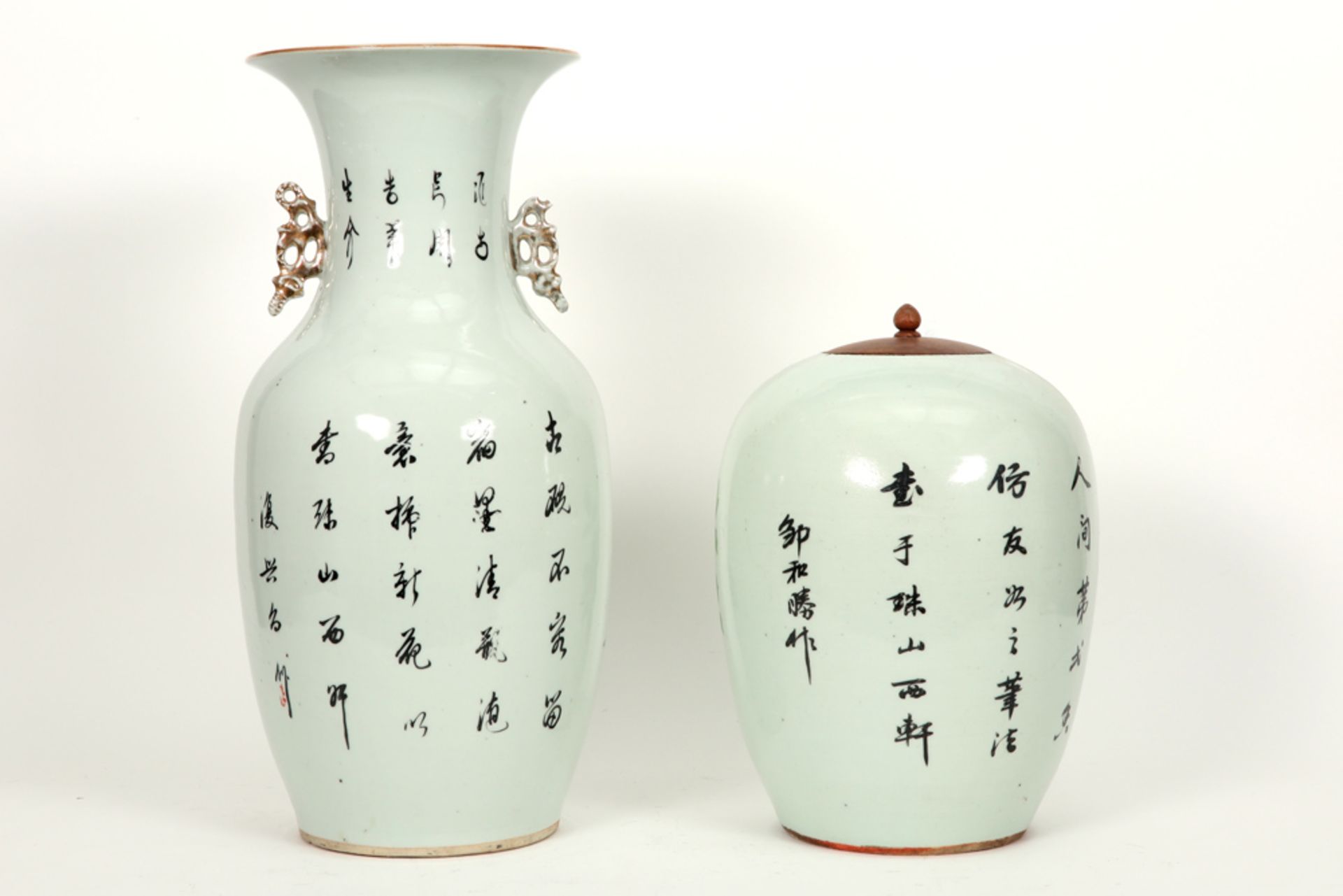 vase and ginger jar (with wooden lid) in Chinese porcelain with polychrome decors || Lot (2) Chinees - Image 3 of 5