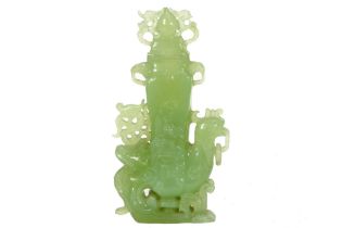 Chinese lidded flask in jade || Chinese gedekselde flacon in jade met gesculpteerde ornamentiek