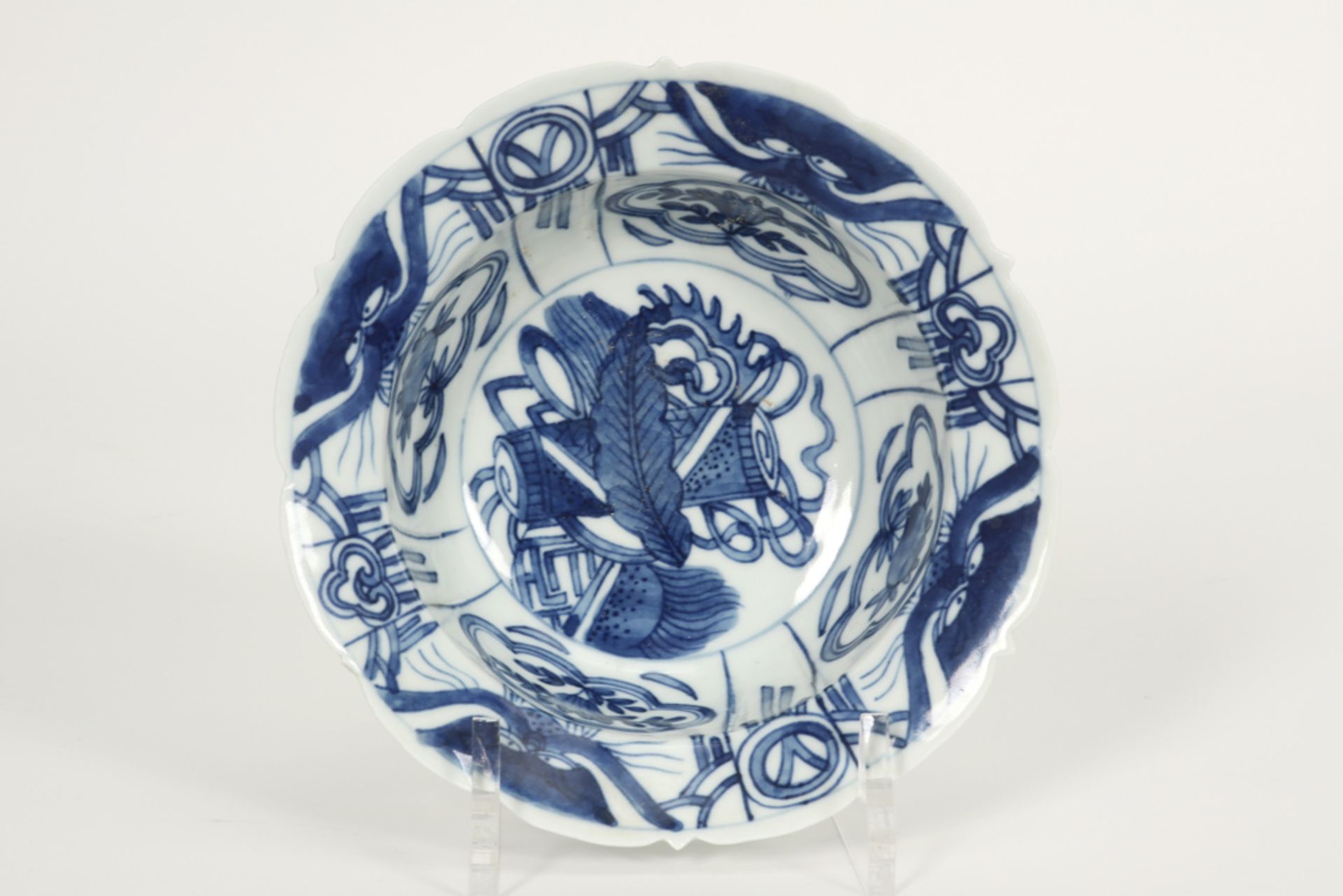 17th Cent. Chinese Wanli period plate in marked porcelain with a blue-white decor || Zeventiende