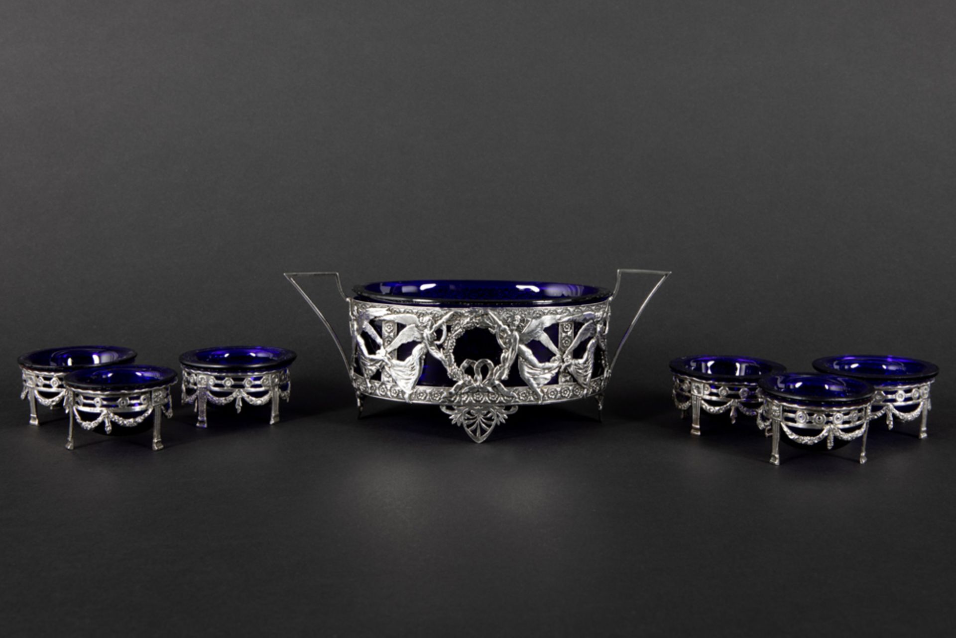 various lot with antique items in silver and glass : a small centerpiece and a set of six salts || - Image 2 of 5