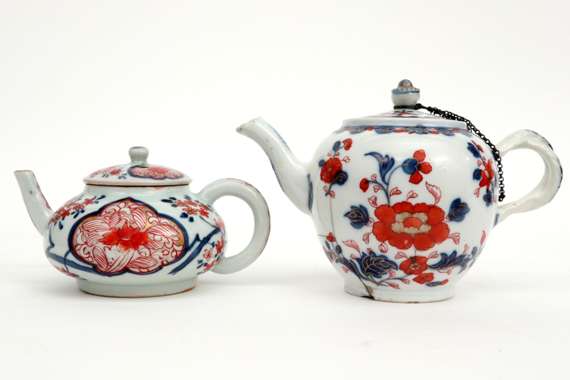 two small 18th Cent. tea pots in Chinese porcelain with an Imari decor || Lot van twee achttiende - Image 4 of 4