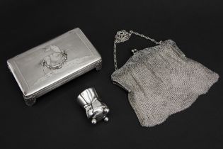 three silver items : a small vase, a handbag and a box || Lot (3) massief zilver met een klein