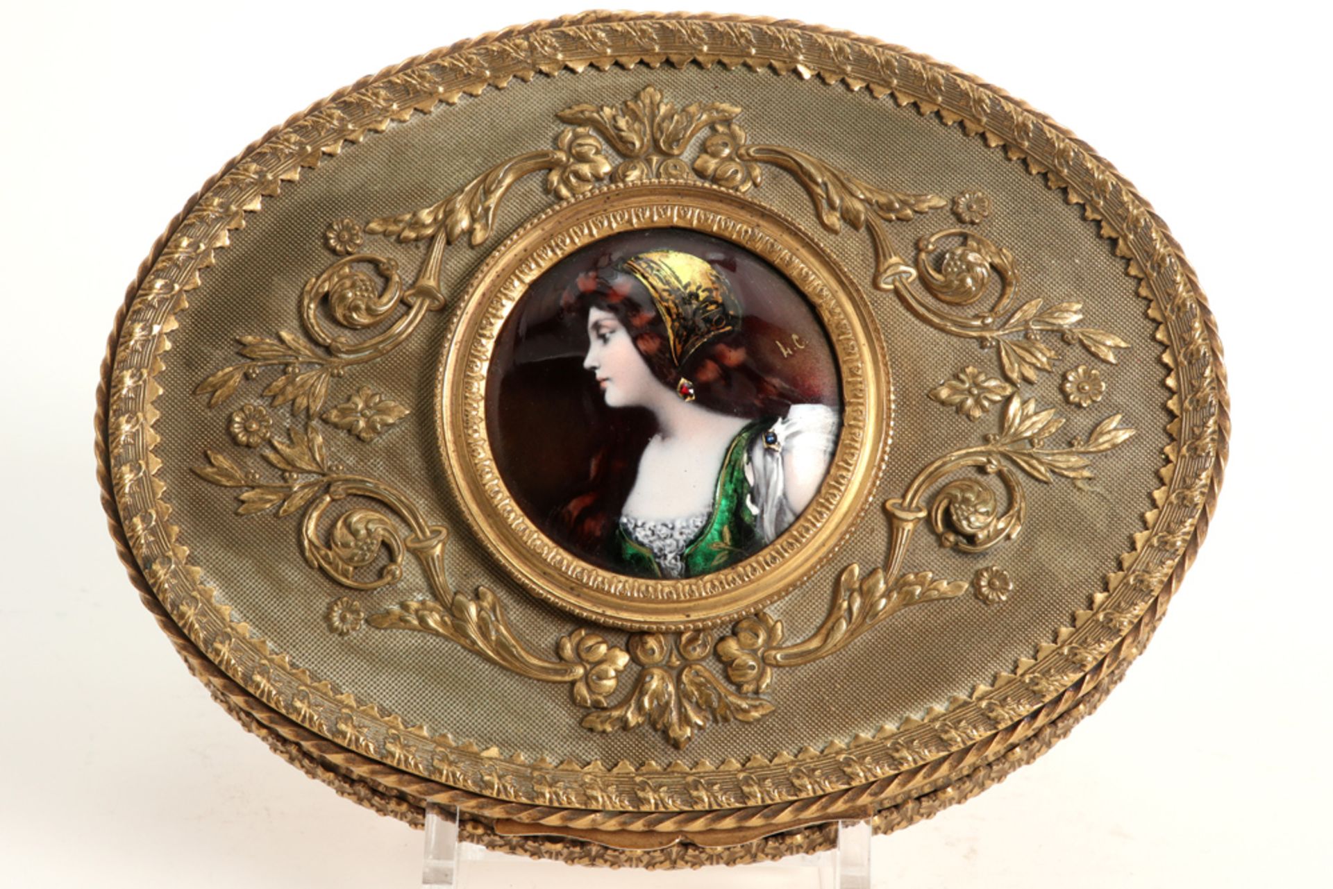 antique oval box in gilded metal with on its lid a round Limoges enamel plaque || Antieke ovale doos - Image 2 of 5