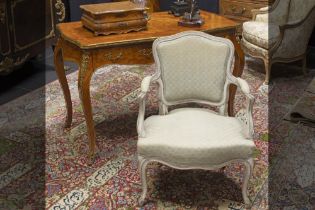 Louis XV style desk in rose-wood with marquetry and mountings in bronze sold with a Louis XV style