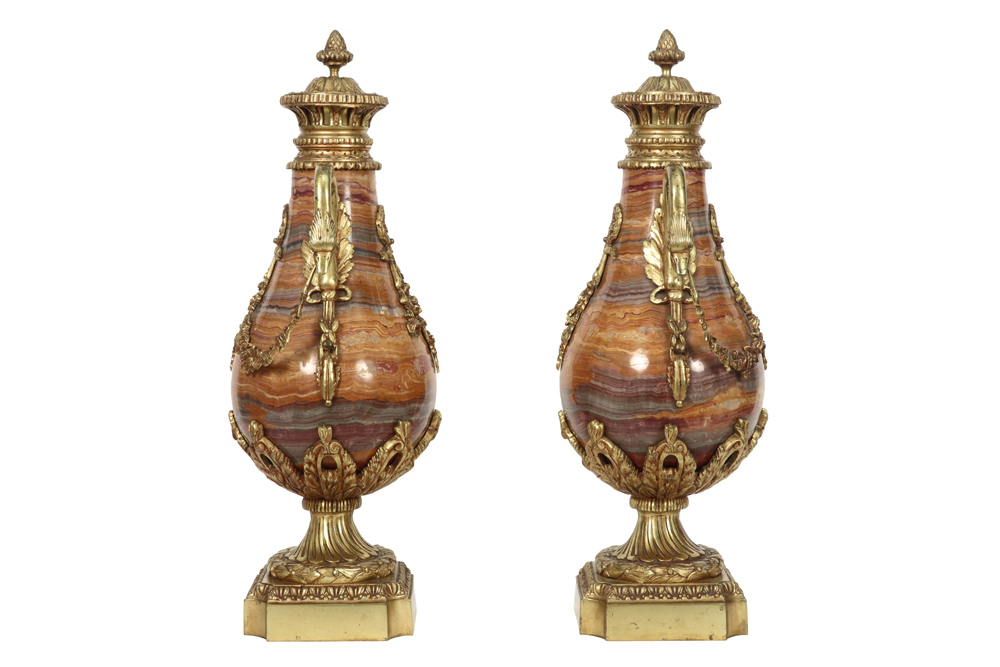 pair of antique neoclassical covered urn vases in marble and gilded bronze || Paar antieke - Image 2 of 3
