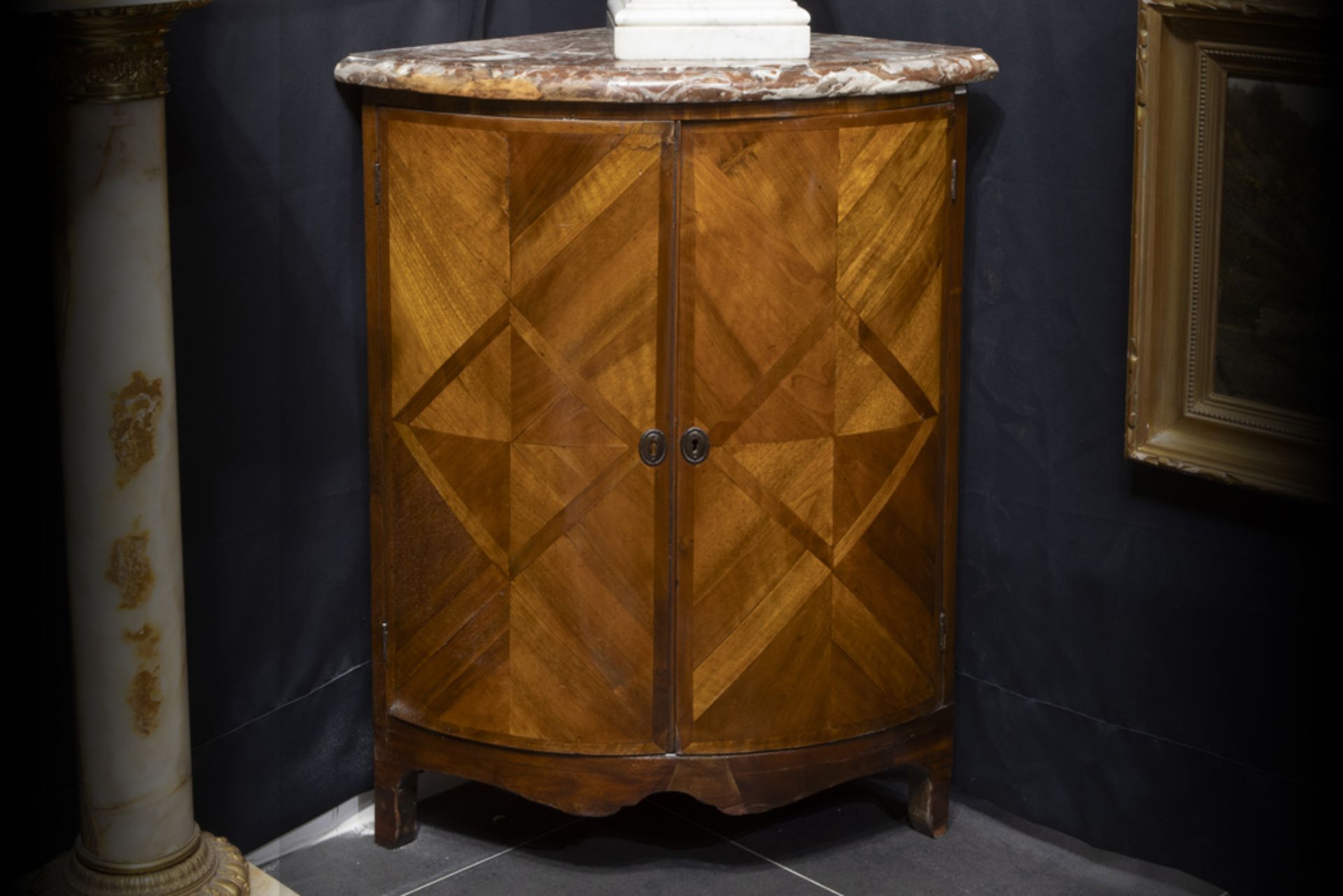 nice pair of 18th Cent. French corner cabinets in parquetry with their original marble top || - Image 4 of 5