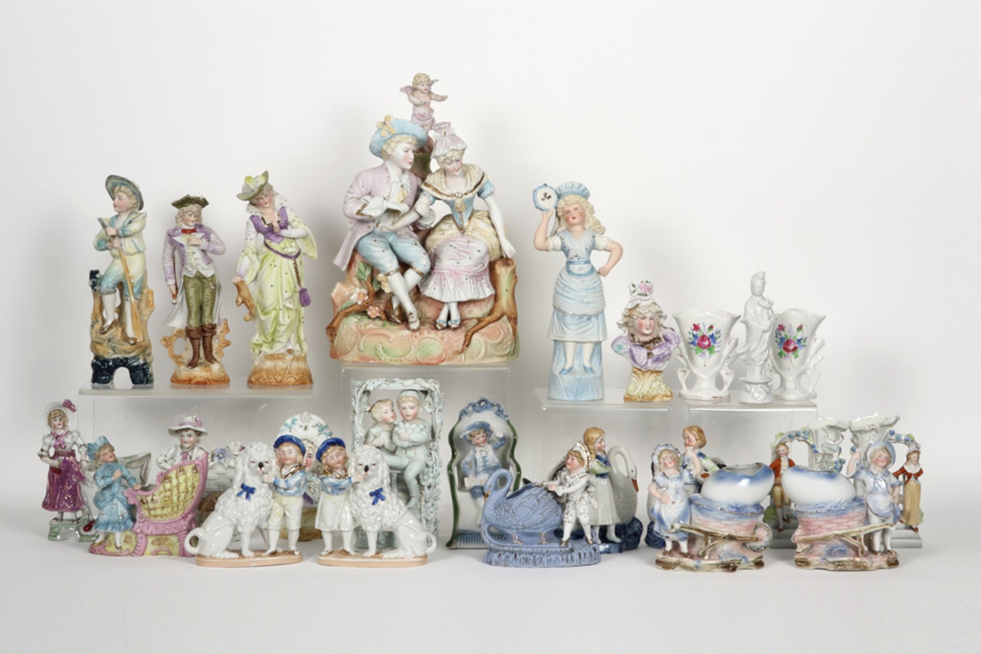 various lot with figures in (biscuit) porcelain || Varia bibelots en andere in porselein en biscuit