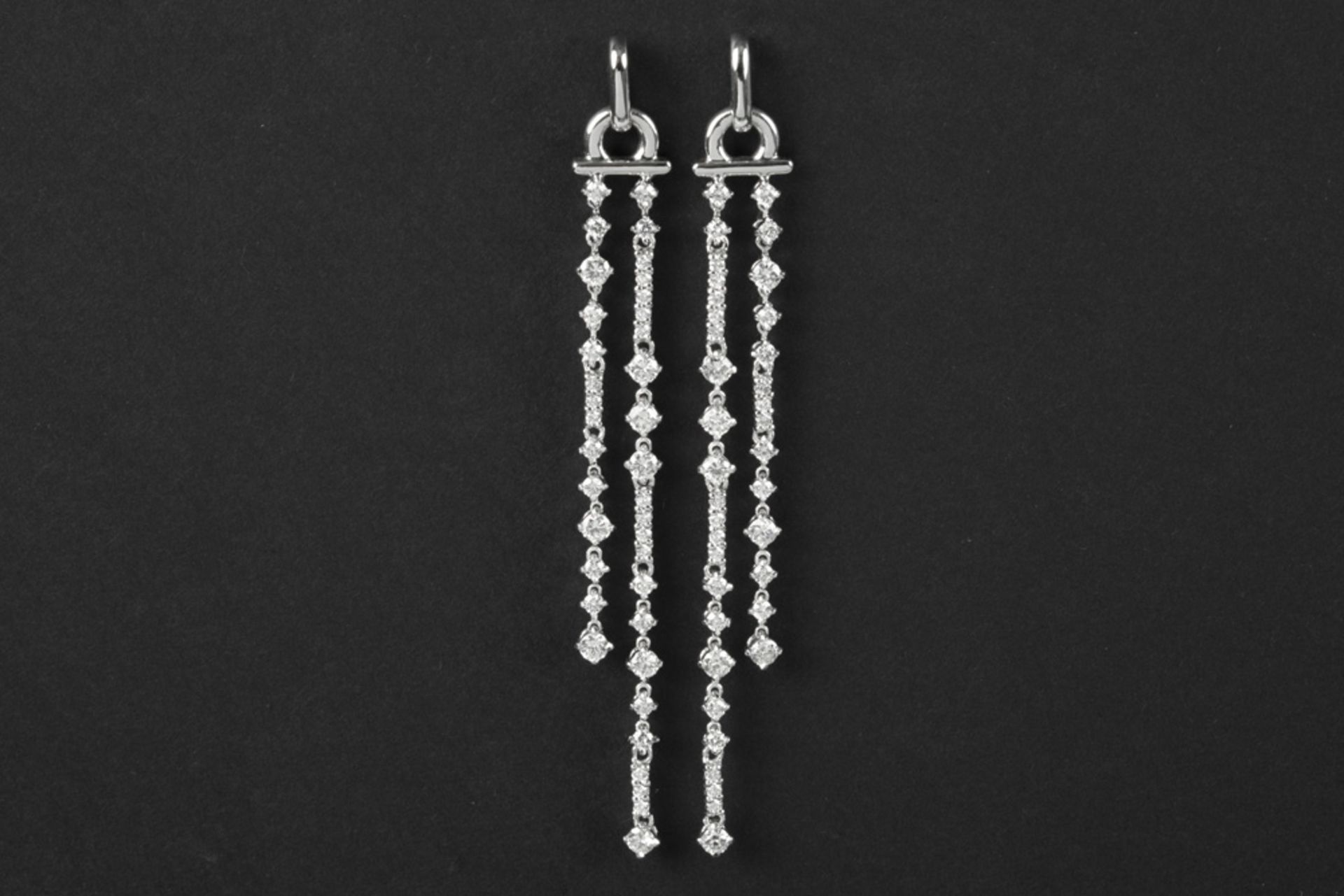pair of earrings with an elegant model in white gold (18 carat) and at least 1,85 carat of very high