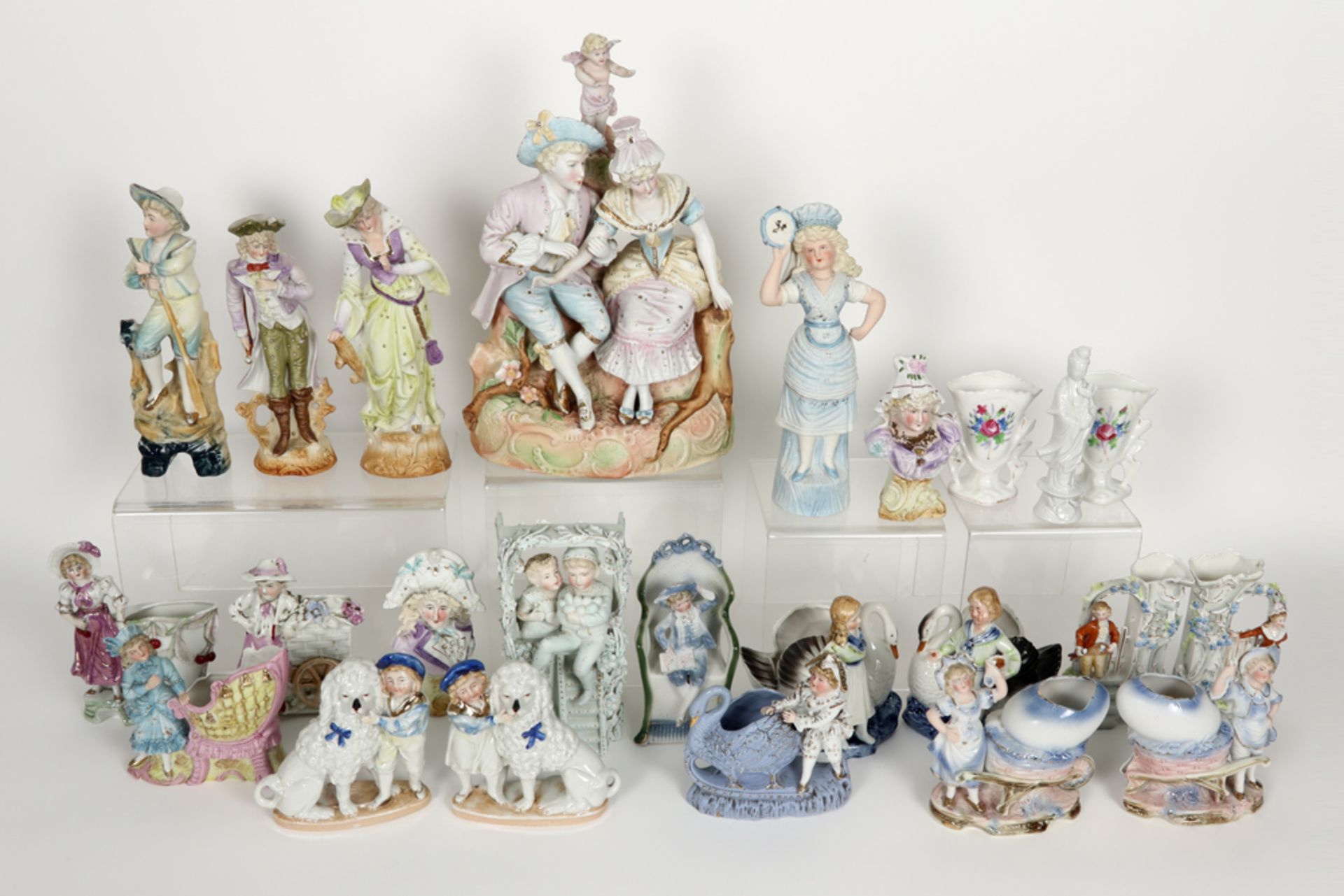 various lot with figures in (biscuit) porcelain || Varia bibelots en andere in porselein en biscuit - Bild 2 aus 2