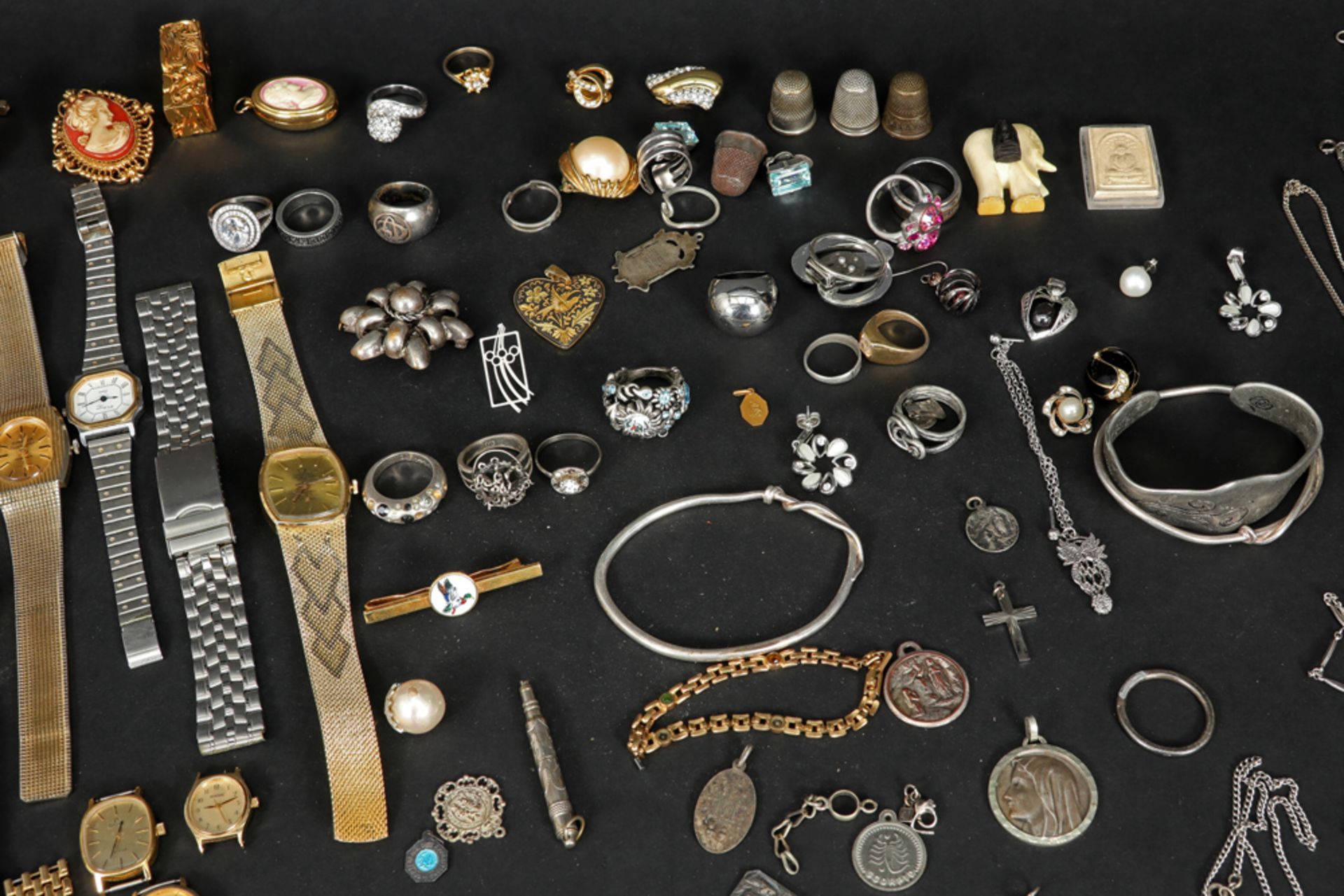 various lot of costume jewelry and watches || Vrij groot lot fantasiejuwelen en horloges - Bild 4 aus 5