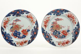 pair of 18th Cent. Chinese plates in porcelain with an Imari decor with bamboo and flowers || Paar