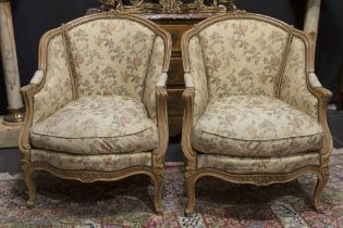 pair of elegant Louis XV style armchairs || Paar fauteuils met elegant model in Lodewijk XV-stijl