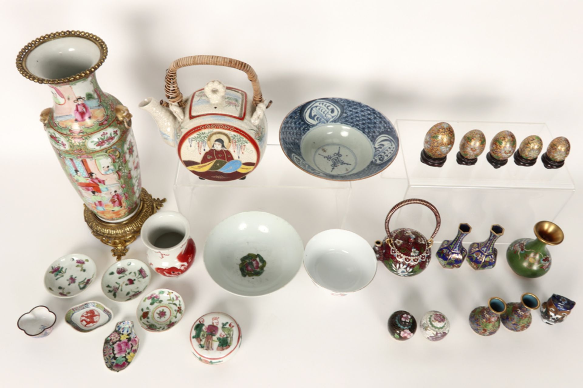 various lot with Chinese and Japanese porcelain wand with some cloisonné pieces || Varia Chinees - Image 3 of 3