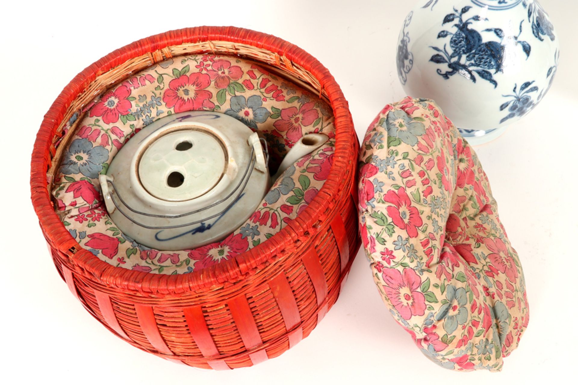 three pieces of Chinese porcelain : a plate, a vase and a tea pot (in basket) || Lot (3) Chinees - Image 2 of 3