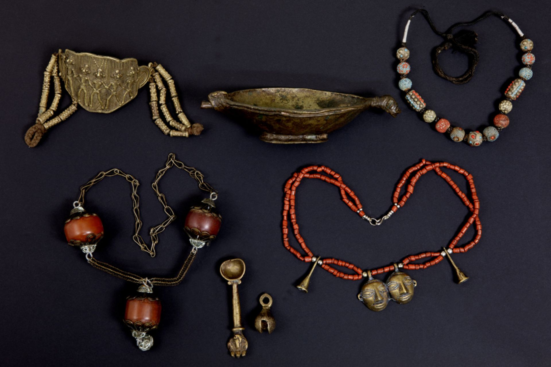 various lot of ethnic items with jewelry and a cup || Gevarieerd lot met etnische juwelen en een
