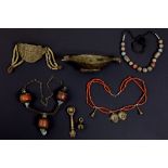 various lot of ethnic items with jewelry and a cup || Gevarieerd lot met etnische juwelen en een